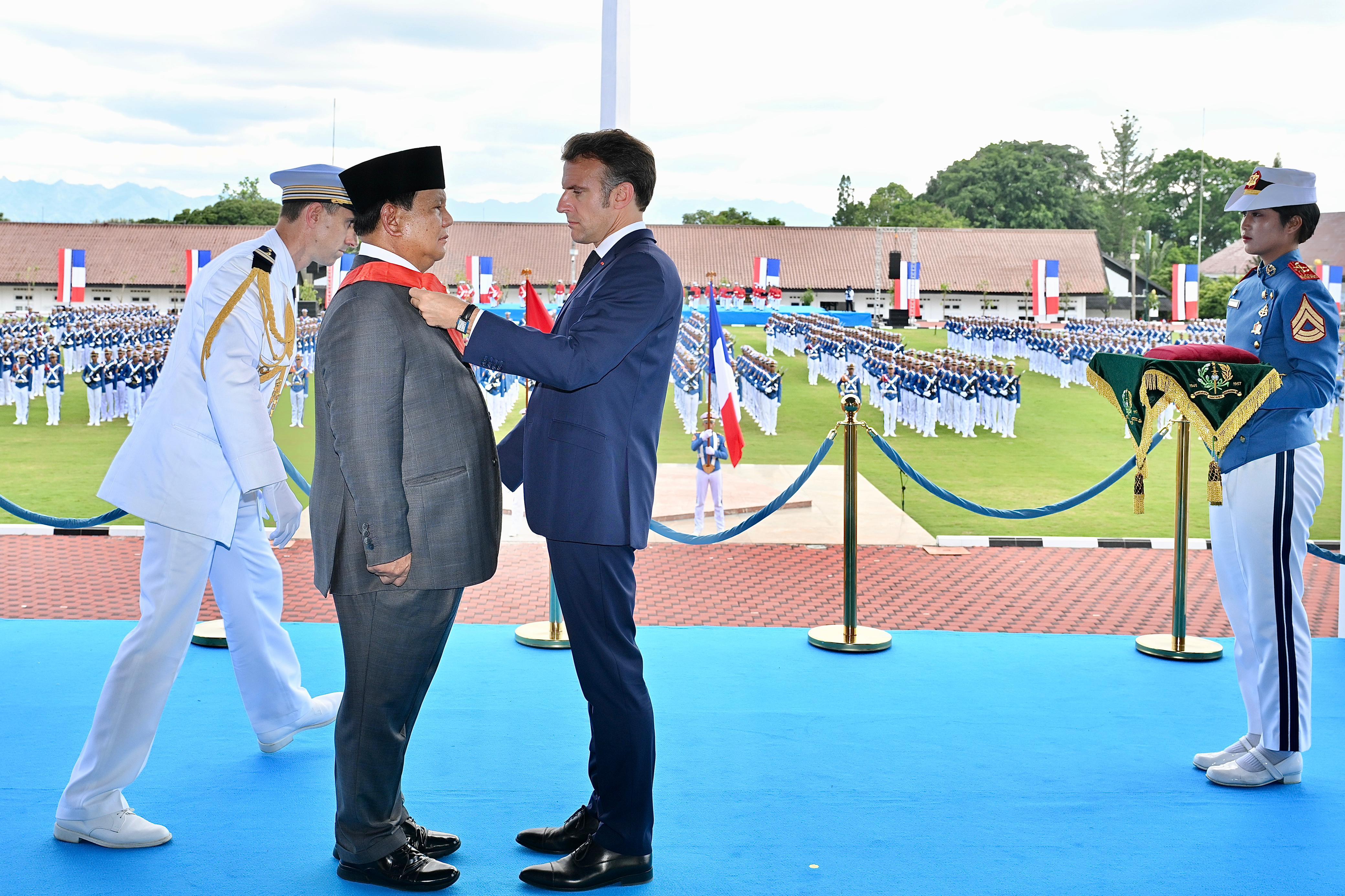 KEHORMATAN: Presiden Prabowo Subianto menerima medali kehormatan dari Presiden Macron