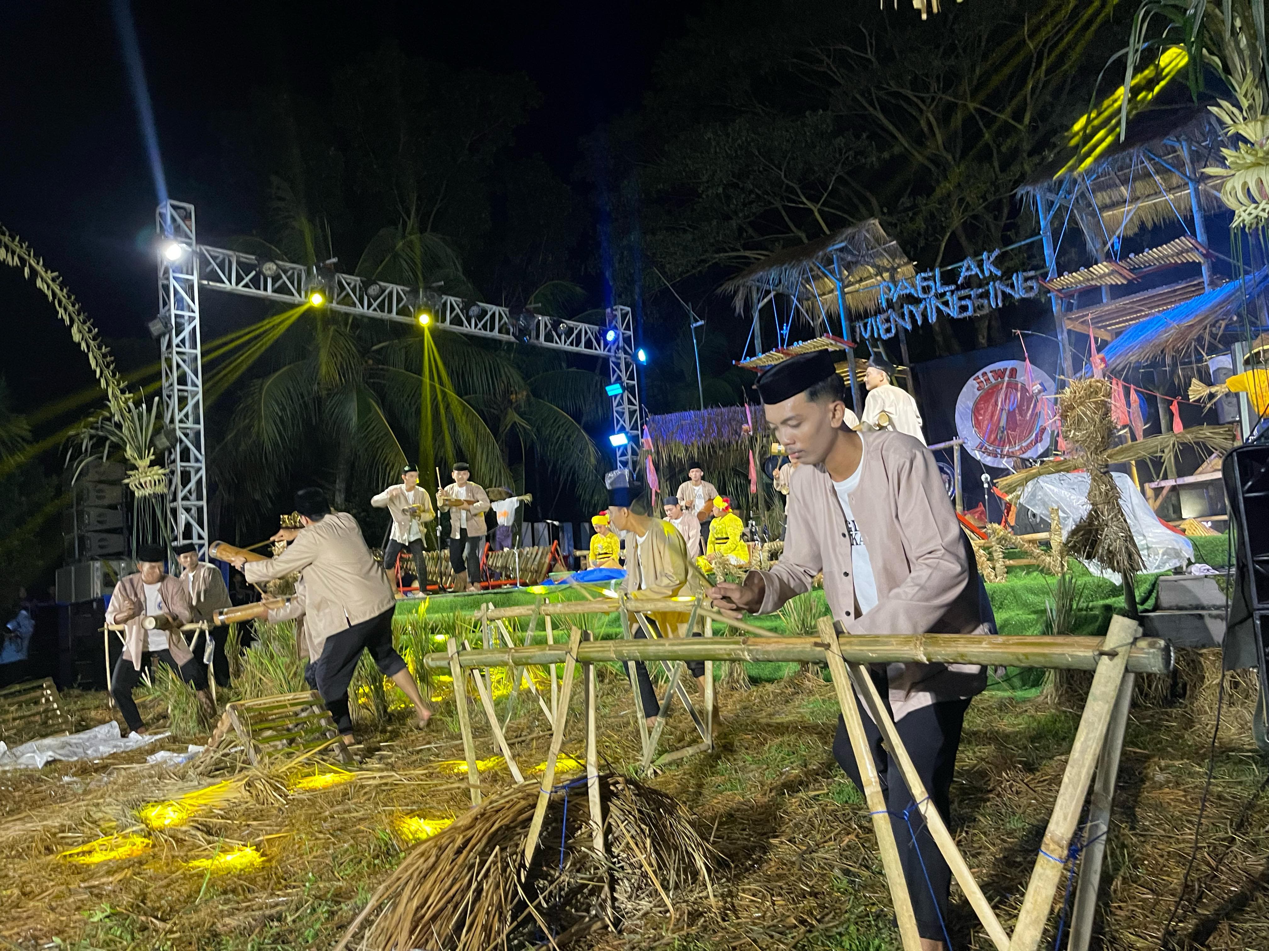 Pertunjukan seni Paglak Menyingsing di Singojuruh, Banyuwangi.