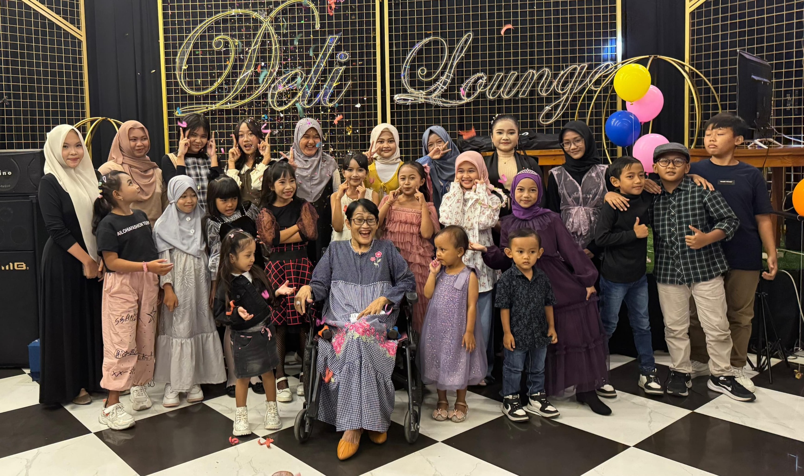 Anak didik Bina Vokalia Inne Suherman menggelar acara tasyakuran yang digelar di Deli Resto Banyuwangi pada Kamis (29/5).
