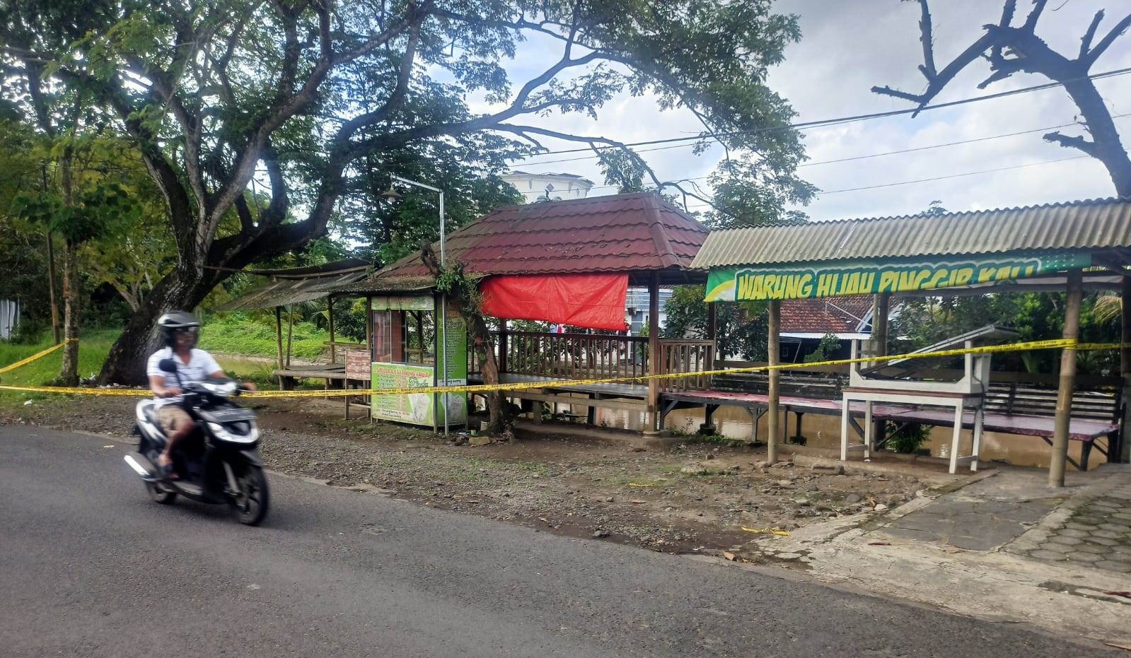 Lokasi pembunuhan di warung es teler Dusun Gembolo, Desa Purwodadi, Kecamatan Gambiran dipasang garis polisi, kemarin (1/6).