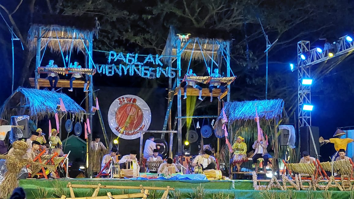 Para seniman muda dari sanggar Jiwa Etnik Blambangan (JEB) menggelar drama musikalisasi Angklung Paglak bertajuk &ldquo;Paglak Menyingsing, Senja Berkisah&rdquo; di RTH Singojuruh pada Sabtu (31/5).