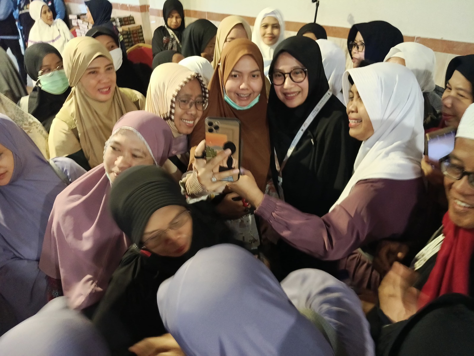 Bupati Ipuk Fiestiandani menyapa calon jemaah haji Banyuwangi yang tergabung dalam kloter 42, 43, dan 44 di  Alzaayir Blaza Hotel, kawasan Misfalah, Makkah, Minggu (1/6).