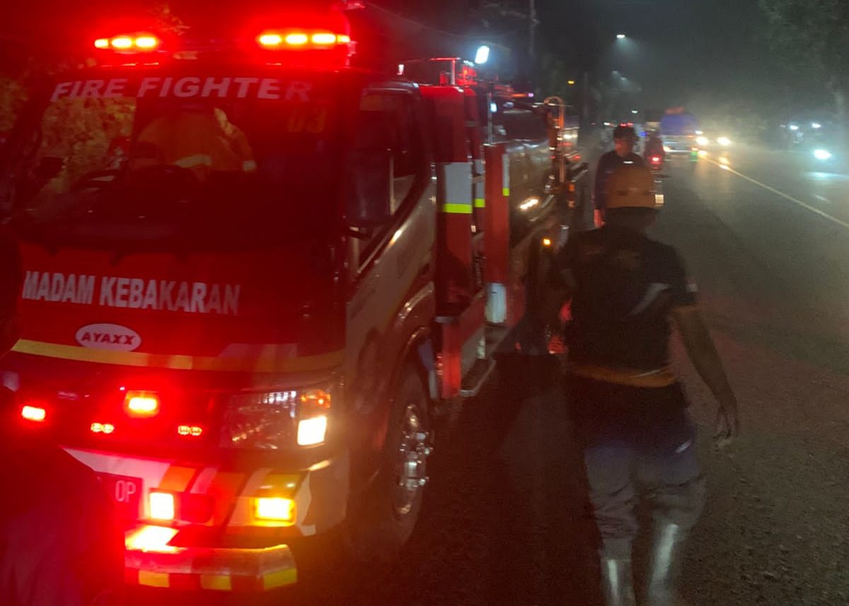 Tim Damkarmat berupaya memadamkan api di lahan kosong yang berlokasi di Desa Pakistaji, Kecamatan Kabat, Sabtu malam (31/5).
