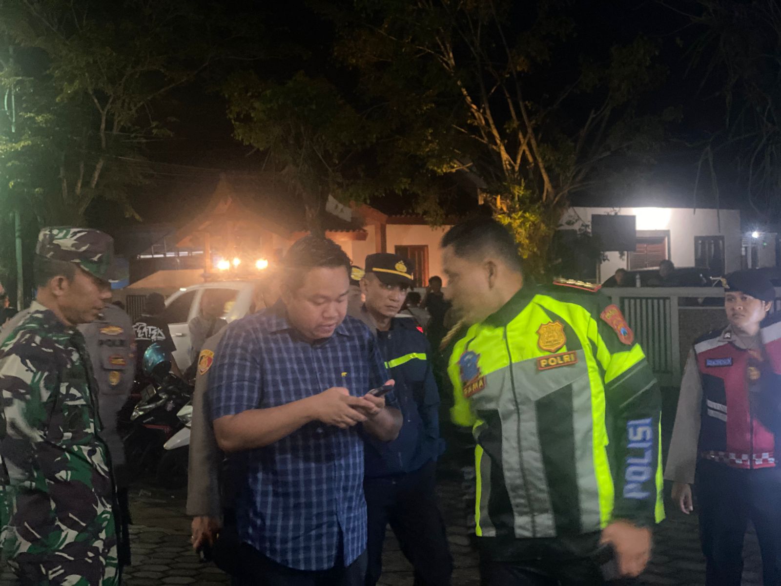 Kapolresta Banyuwangi Kombespol Rama Samtama Putra (kanan) meninjau lokasi penganiayaan yang menewaskan korban di warung es teler Dusun Gembolo, Desa Purwodadi, Kecamatan Gambiran pada Sabtu (31/5).