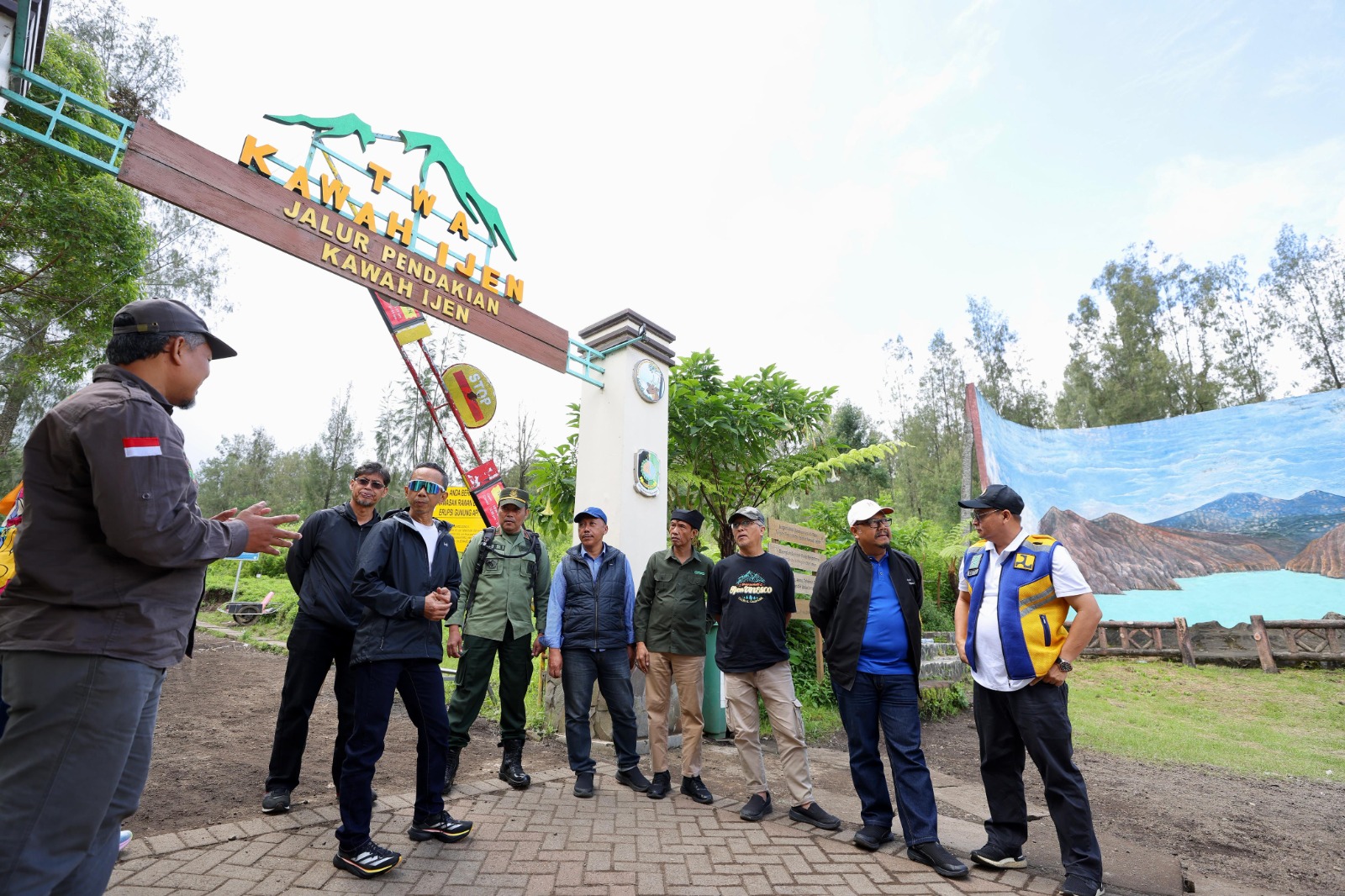 Pj Sekkab Banyuwangi Guntur Priambodo melakukan rapat koordinasi di Paltuding, Kawah Ijen, Sabtu (31/5).
