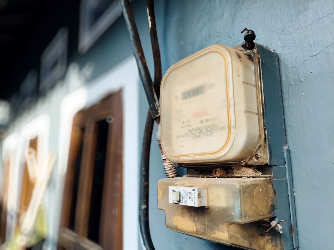 Meteran listrik.