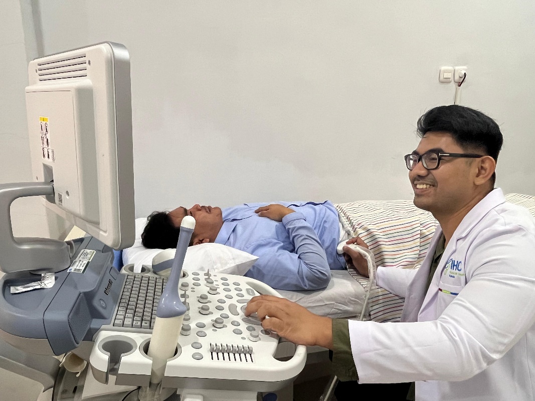KOMPETEN: dr Andy Zulfiqqar, Sp.U sedang melakukan pemeriksaan pasien di Poliklinik Spesialis Urologi IHC RSU Bhakti Husada, Krikilan, Kecamatan Glenmore.