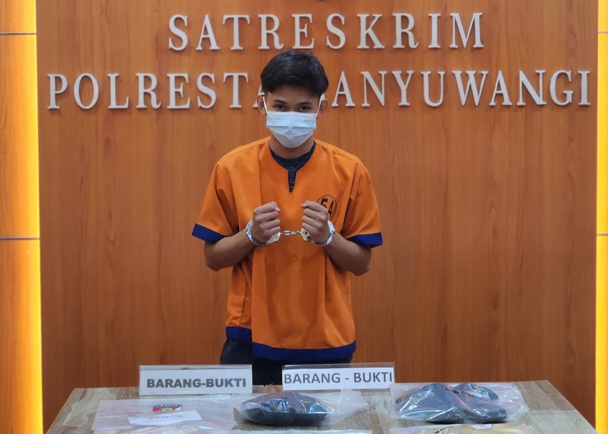 Kuncoro diambil gambarnya bersama barang bukti kasus dugaan pembunuhan usai menjalani penyidikan di Satreskrim Polresta Banyuwangi, Senin (2/6).