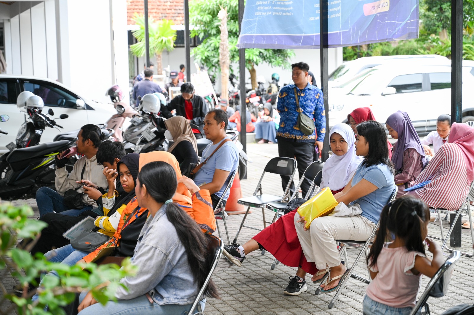 Sejumlah orang tua dan calon pendaftar mendatangi Sekretariat SPMB di kantor Dispendik Banyuwangi untuk berkonsultasi, Senin (2/6).