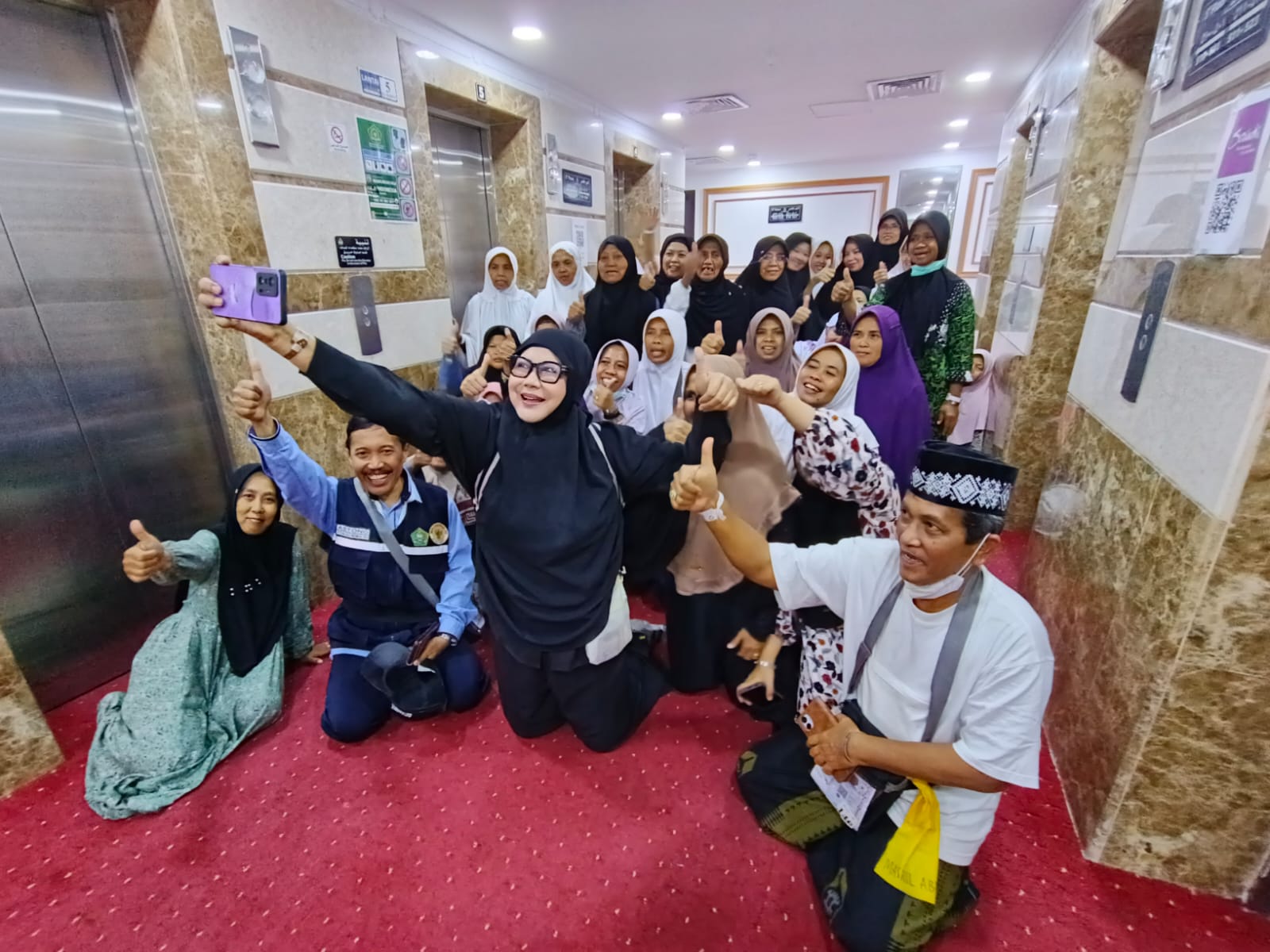 Anggota DPR RI Inna Ammania saat menyapa jamaah haji Bondowoso dan Banyuwangi di Alsalah Hotel, Selasa (3/6).