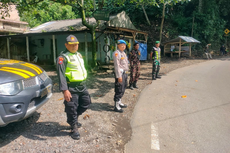 STAND BY: Petugas gabungan dari Polsek dan Koramil Kalibaru patroli di Jalur Gumitir Dusun Barurejo, Desa Kalibaru Manis, Kecamatan Kalibaru  Senin (2/6).