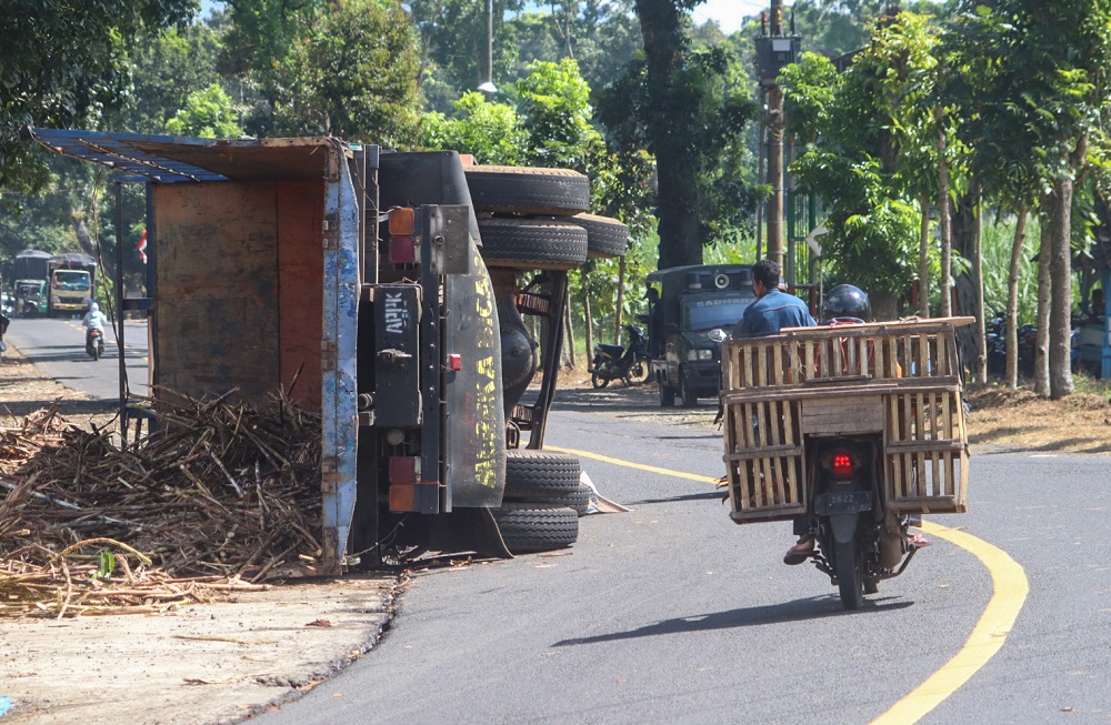 Kondisi truk muatan tebu 10 ton yang terguling di kawasan Kecamatan Glenmore, Banyuwangi.