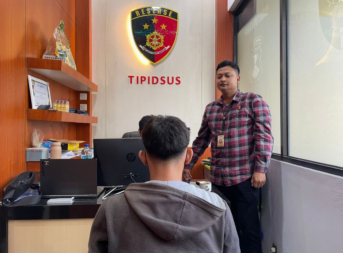 Kanit Pidsus Satreskrim Polresta Banyuwangi  Ipda Azmal Rahadian mengorek keterangan tersangka Kuncoro Dedi terkait tindakannya menghabisi nyawa Wiryadinanto, 20, warga Cluring.