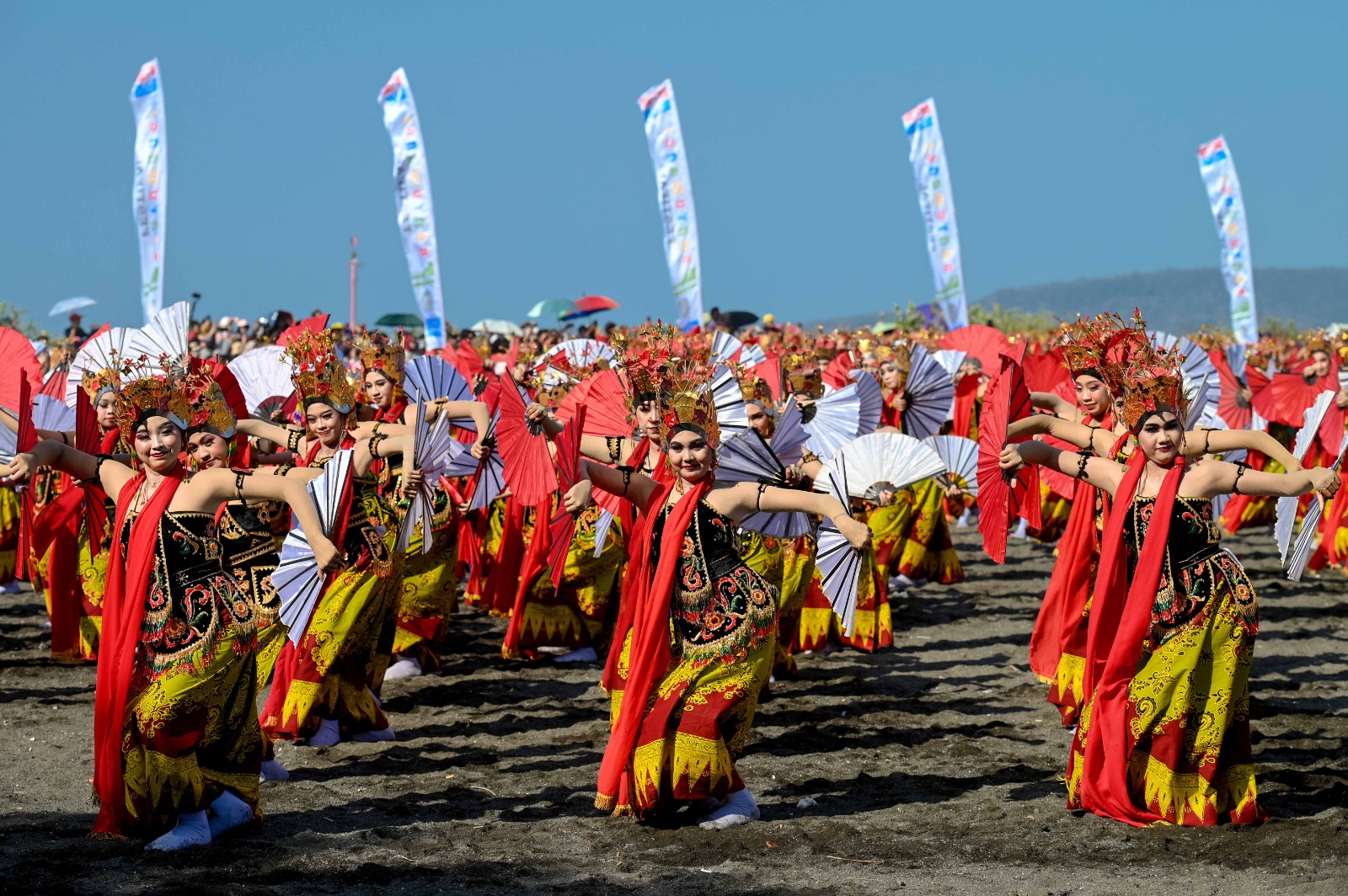 Ribuan penari gandrung tampil memukau pada perhelatan Gandrung Sewu di Pantai Marina Boom Banyuwangi pada Oktober 2024 lalu.