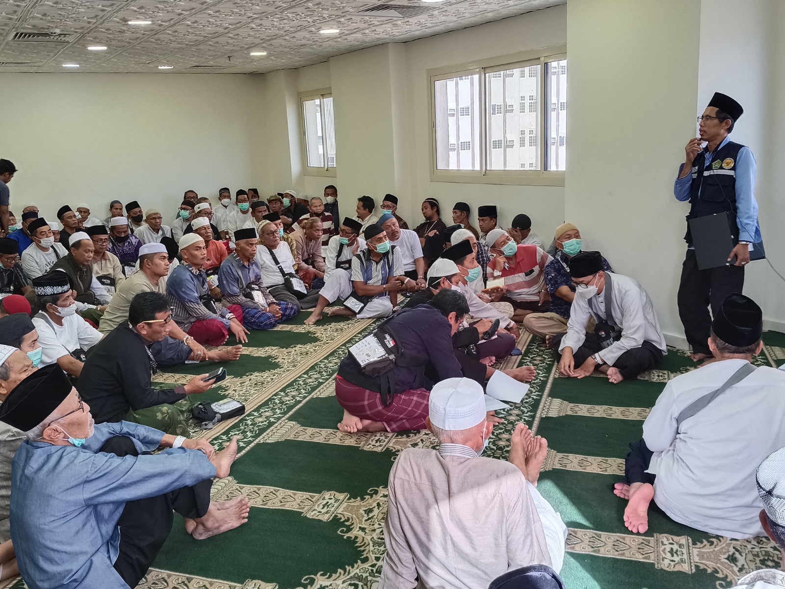 Petugas haji mengimbau  jemaah untuk menjaga kesehatan dan mematuhi arahan dari tim medis saat melaksanakan ibadah haji di Armuzna hari ini.