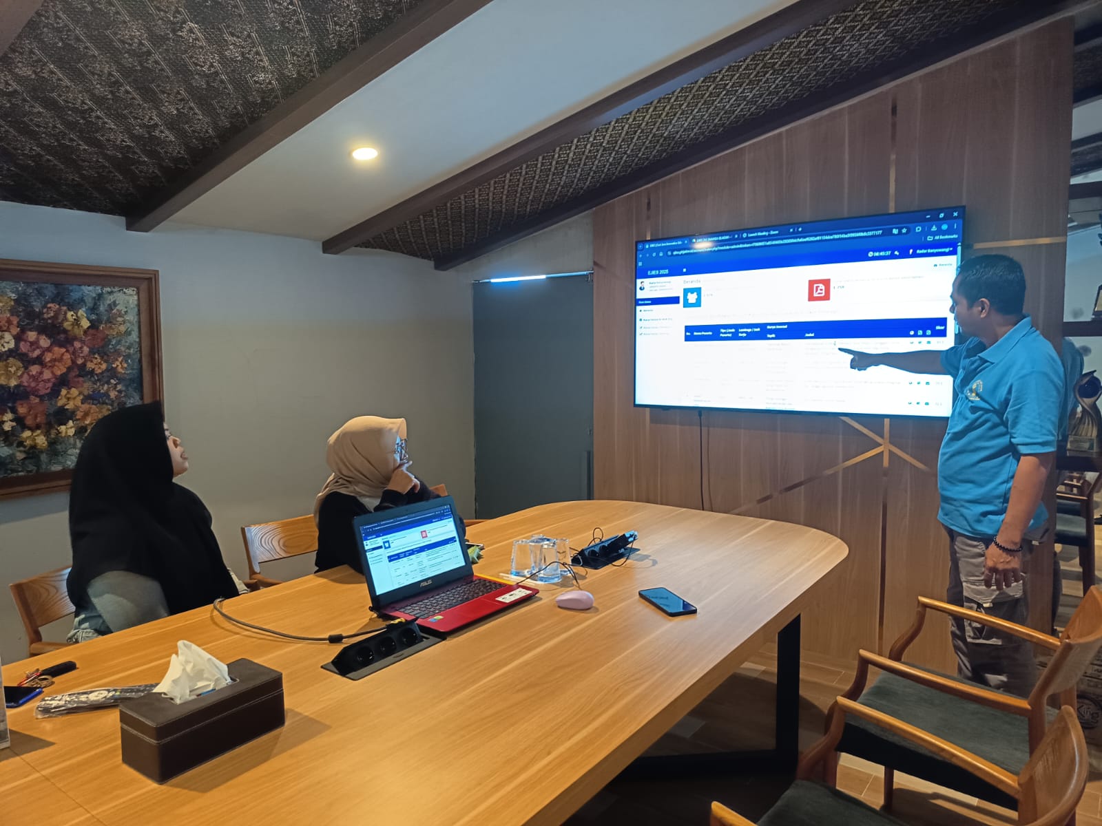 TUNTAS : Tahap penjurian awal terhadap 1758 karya EJIES cabang dinas Banyuwangi telah selesai pada Selasa (3/5) selanjutnya akan ada penilaian pemantapan untuk 10 nominasi