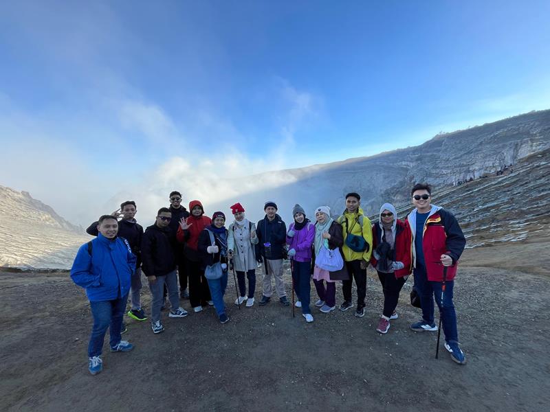 DUKUNG WISATA: Tim Medical on Vacation RSU Bhakti Husada Krikilan bersama wisatawan di puncak Gunung Ijen