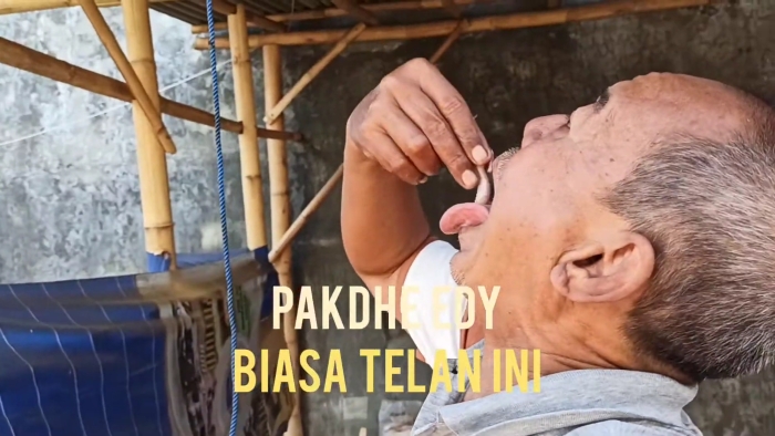 Mengkonsumsi empedu kambing.