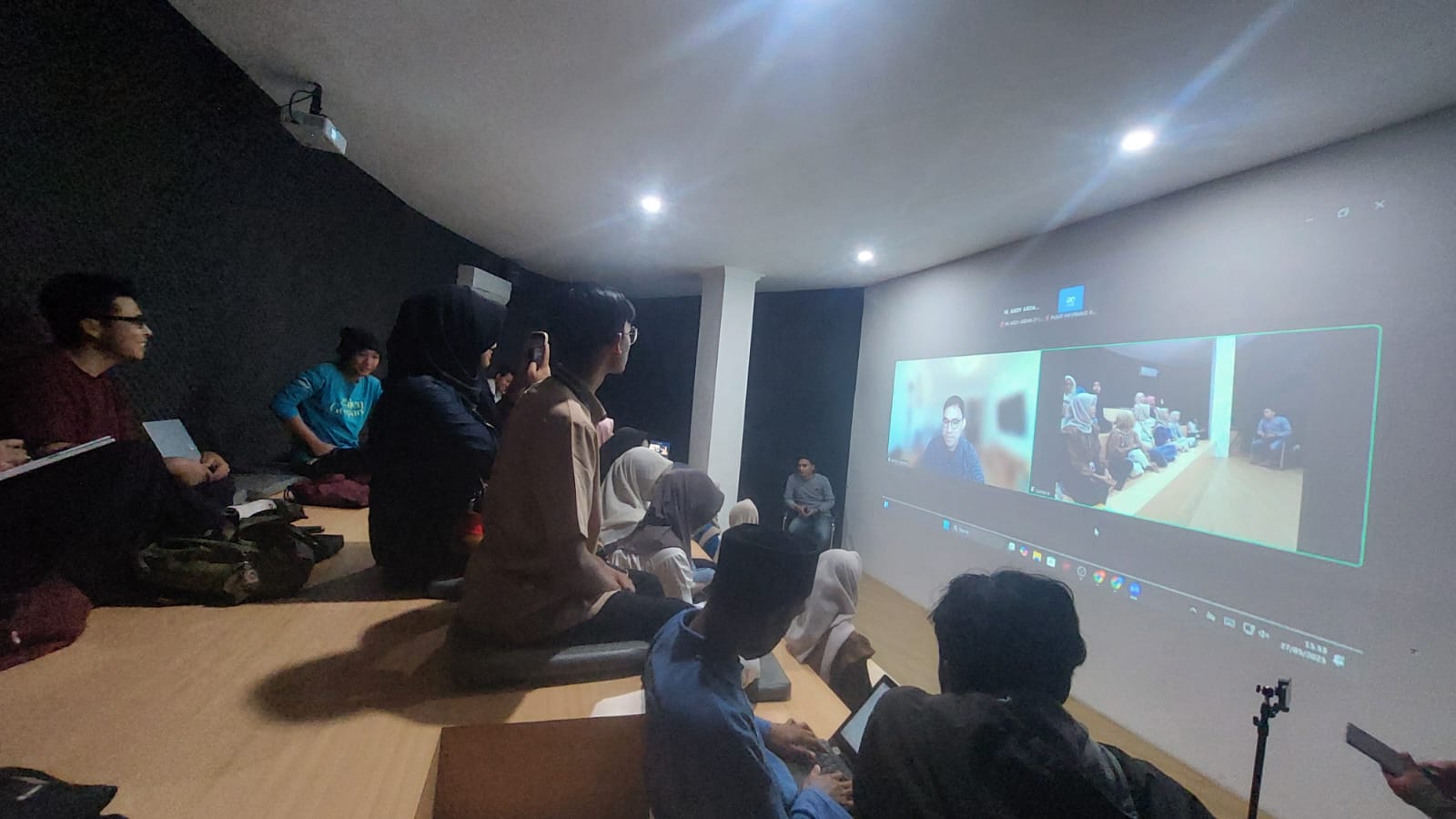 Ngaji Geowisata di Pusat Informasi Geologi Geopark Ijen dihadiri berbagai elemen anak muda pegiat lingkungan, Sabtu lalu (28/5).