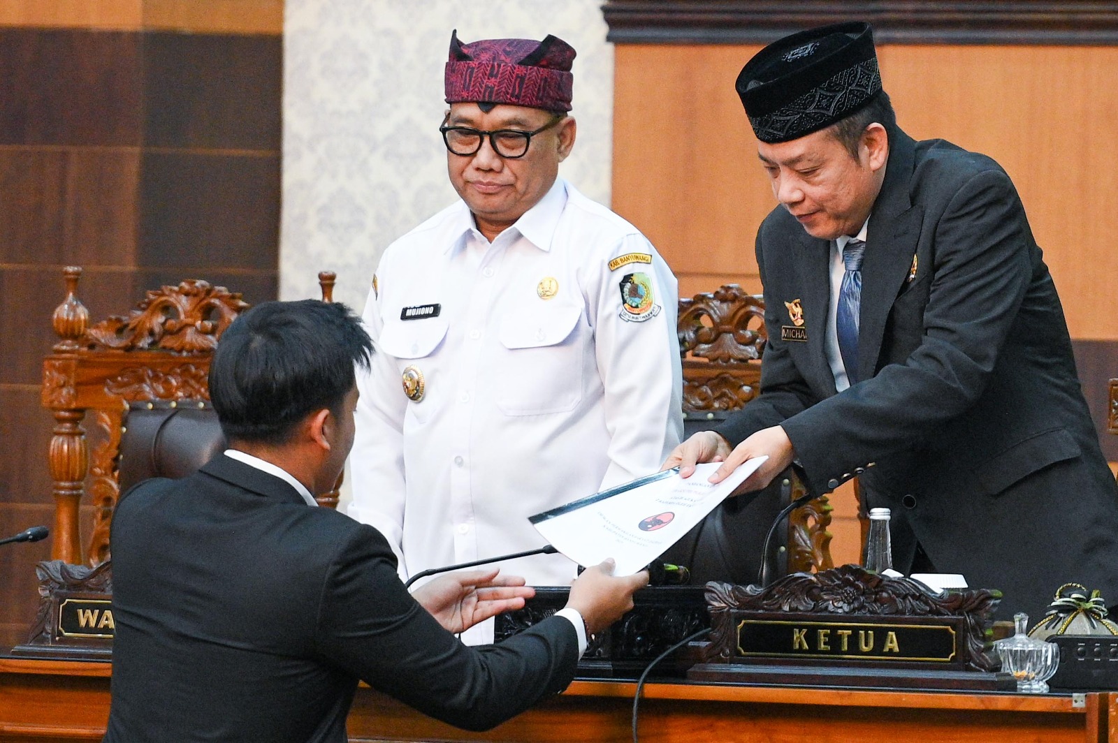 Wakil Ketua DPRD Michael Edy Hariyanto disaksikan Wakil Bupati (Wabup) Mujiono menerima dokumen PU Fraksi PDIP dari Bagus Amerta Dewa pada rapat paripurna di gedung dewan, Rabu (4/6).