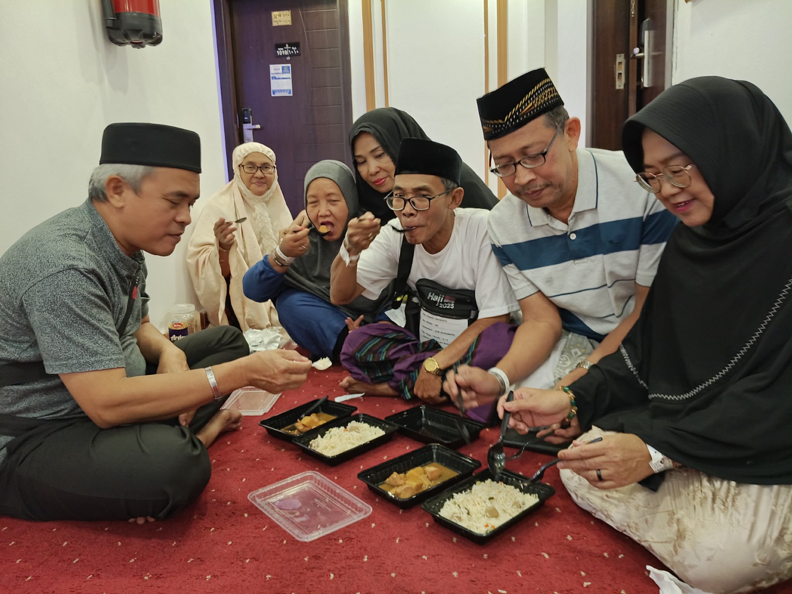Jemaah haji kloter 44 menikmati makanan sajian cepat saji dari panitia penyelenggara ibadah haji sebelum bergerak menuju Armuzna, Selasa (3/6).