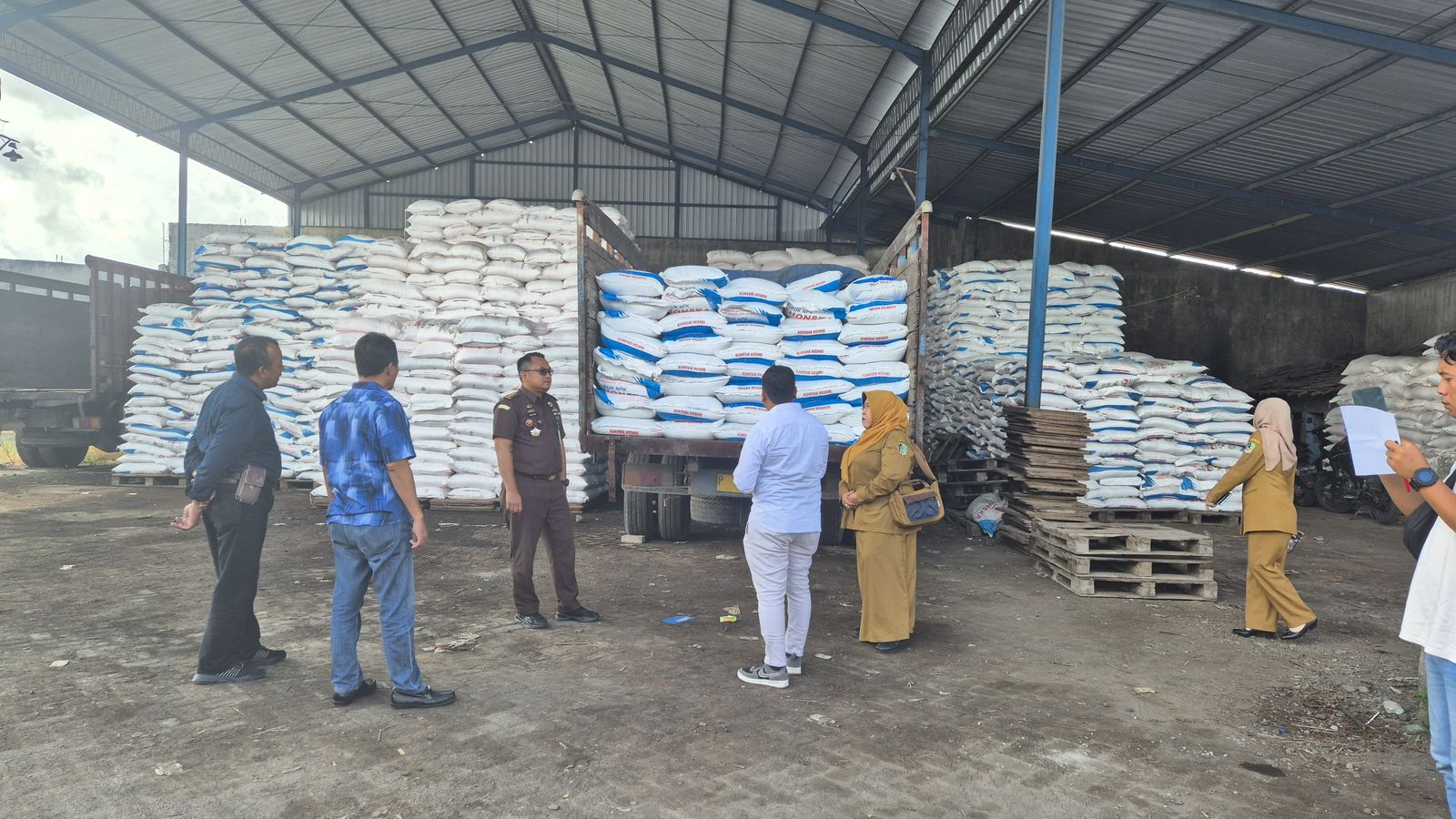 : Tim Kejari Banyuwangi bersama Polresta dan instansi terkait memantau sejumlah kios dan distributor pupuk subsidi di Banyuwangi, Rabu (4/6).