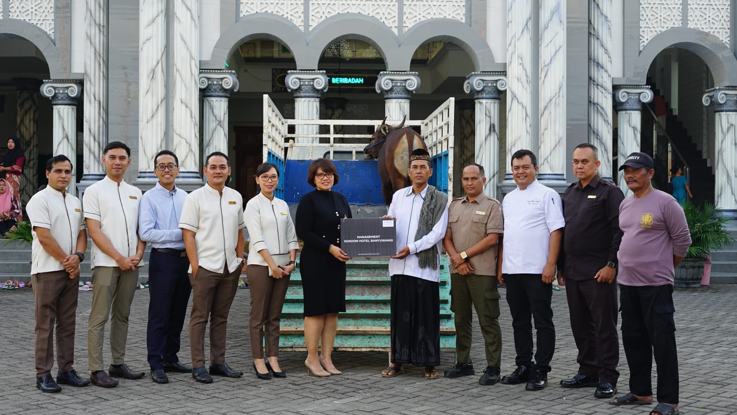 General Manager Kokoon Hotel Banyuwangi Weni Kristanti didampingi jajaran Head of Department menyerahkan hewan kurban kepada Nur Hariri selaku Ketua LBI Masjid Jami