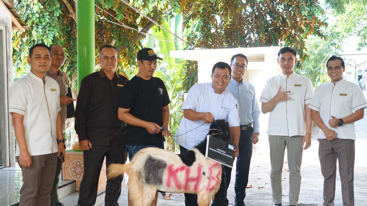 Perwakilan Head of Department Kokoon Hotel Banyuwangi menyerahkan hewan kurban kepada pengurus Musholah Roudlotul Janah Dusun Dadapan Kabat, Banyuwangi.
