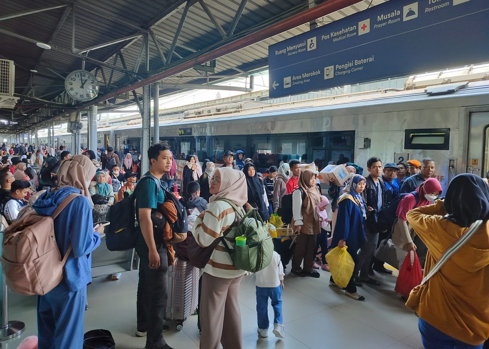 KAI memberikan diskon tiket kereta api pada libur tengah tahun.