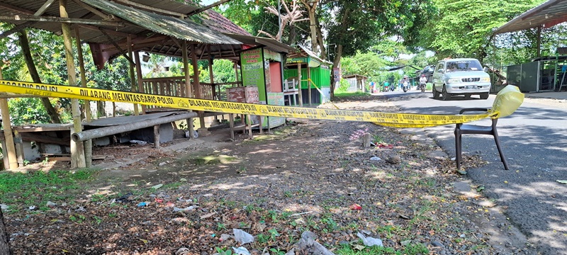 TKP: Police Line yang melintang di lokasi pengeroyokan di Dusun Gembolo, Desa Purwodadi, Kecamatan Gambiran masih belum dicopot Rabu (4/6).