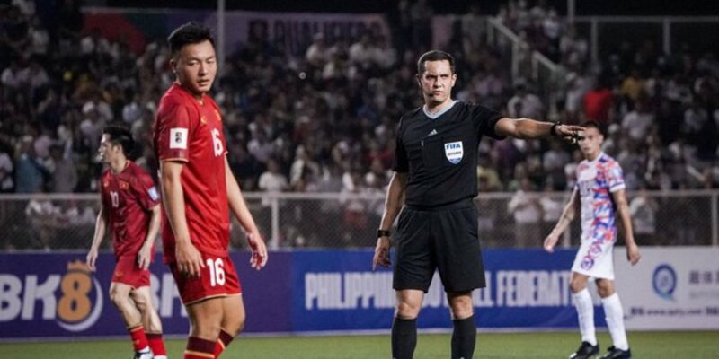 TEGAS: Wasit Uzbekistan Rustam Lutfullin memimpin laga timnas Indonesia vs Tiongkok