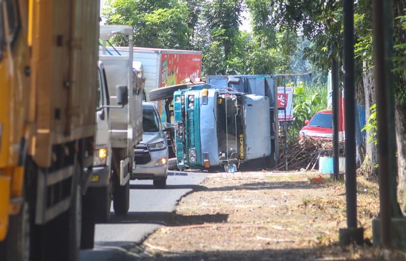 TUMBANG: Truk muatan tebu tanpa nomor polisi terguling di jalan raya Dusun Kalikempit, Desa Tulungrejo, Kecamatan Glenmore dan mengganggu arus lalu lintas,Rabu (4/6) sekitar pukul 10.00.