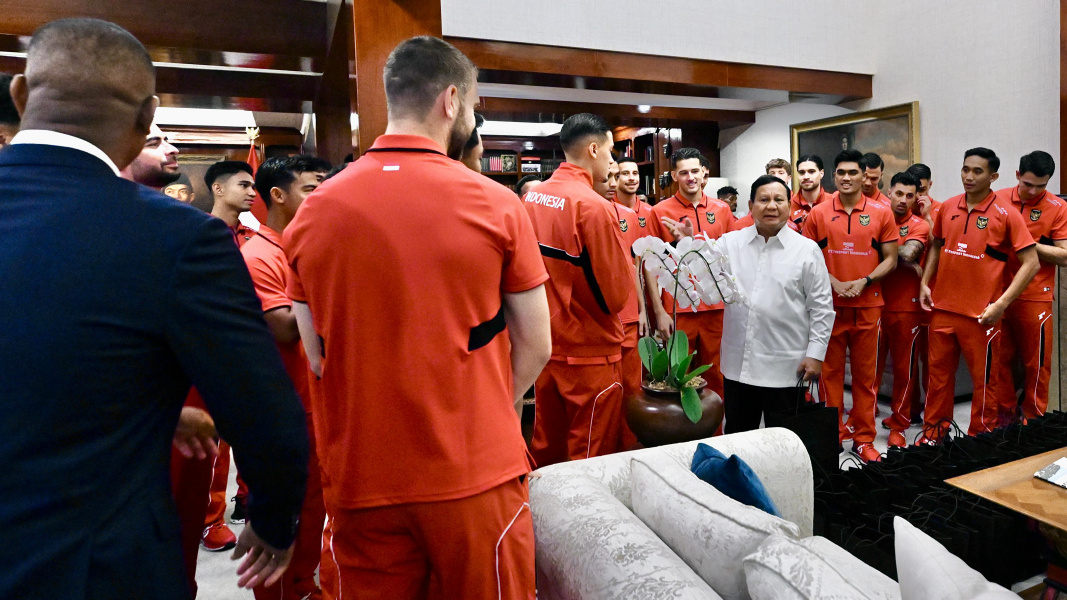 SAMBUTAN HANGAT: Presiden Prabowo menyambut hangat timnas Indonesia di kediamannya