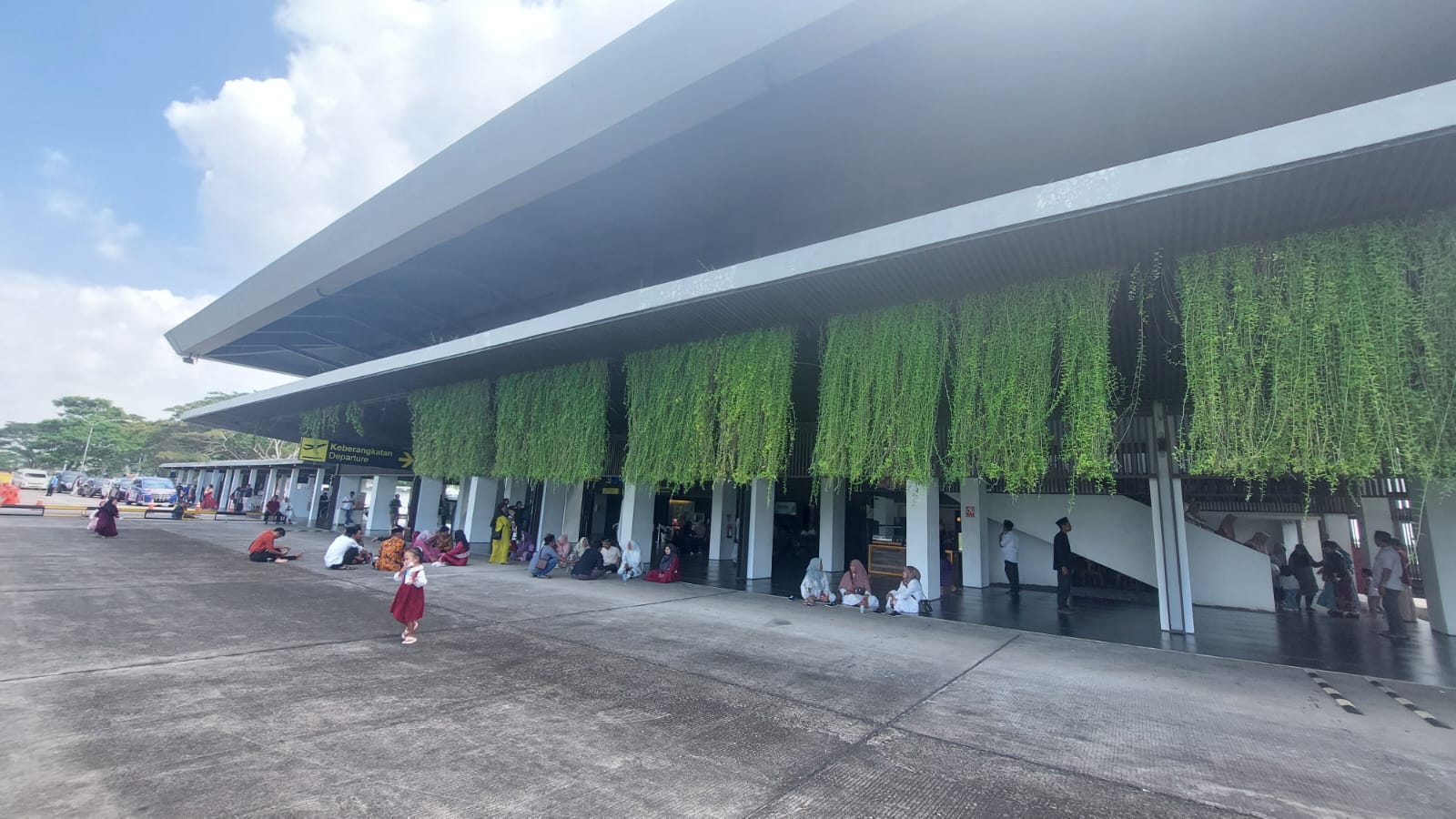 Suasana Bandara Banyuwangi dipadati calon penumpang pesawat tujuan Banyuwangi-Jakarta pada Selasa (3/6).