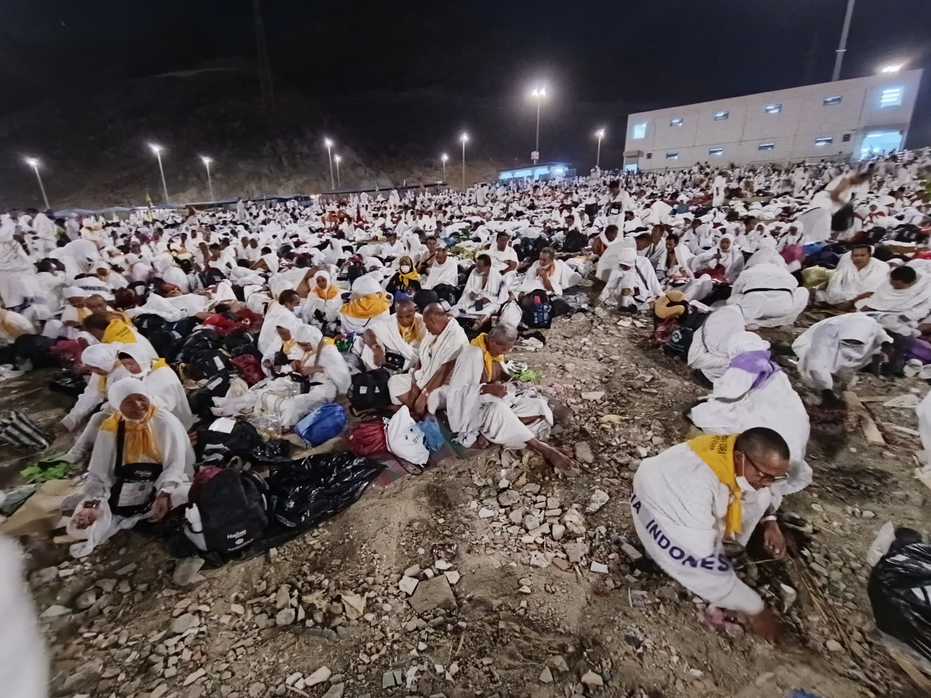 Jemaah haji kloter 44 mendengarkan khutbah wukuf dari KH. Sudrajat di dalam tenda Arafah, Jumat (6/6).
