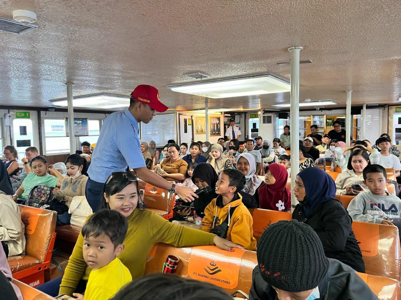 Sejumlah penumpang kapal rute Ketapang-Gilimanuk menikmati perjalanan di perairan Selat Bali, Jumat (6/6).