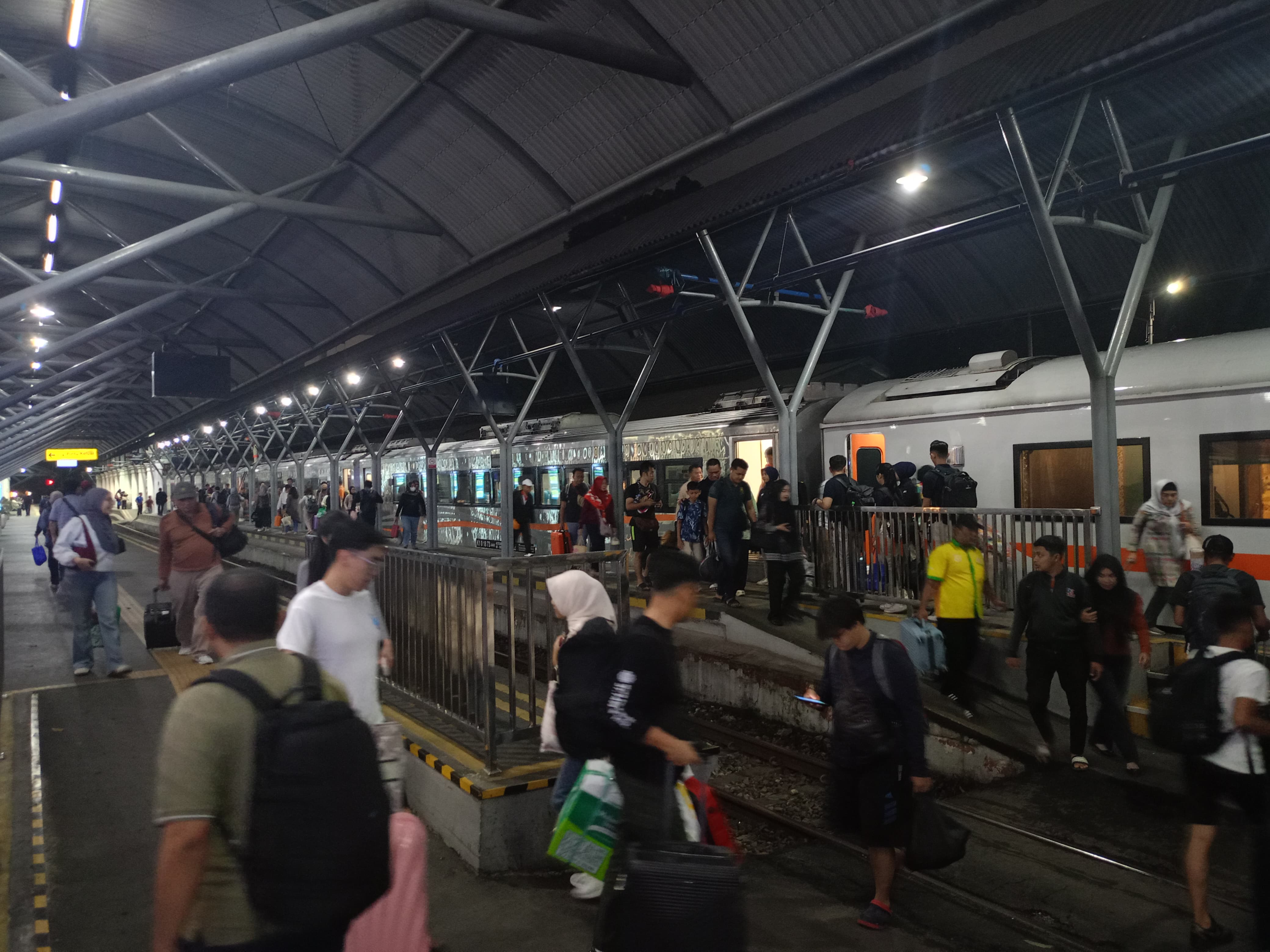 Tingkat okupansi kereta api melonjak saat libur Idul Adha 2025.