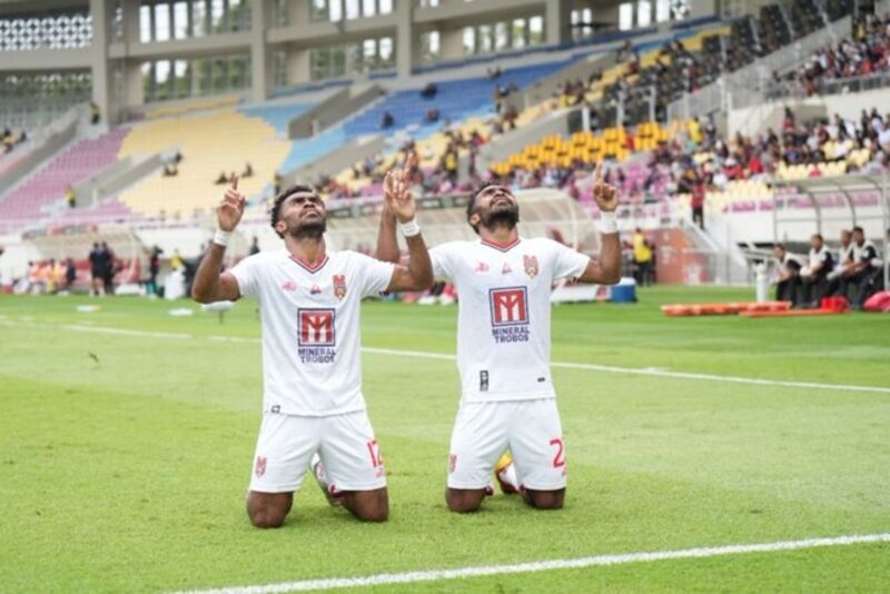 KEMBAR: Yance dan Yacob Sayuri menjadi pilar penting timnas Indonesia