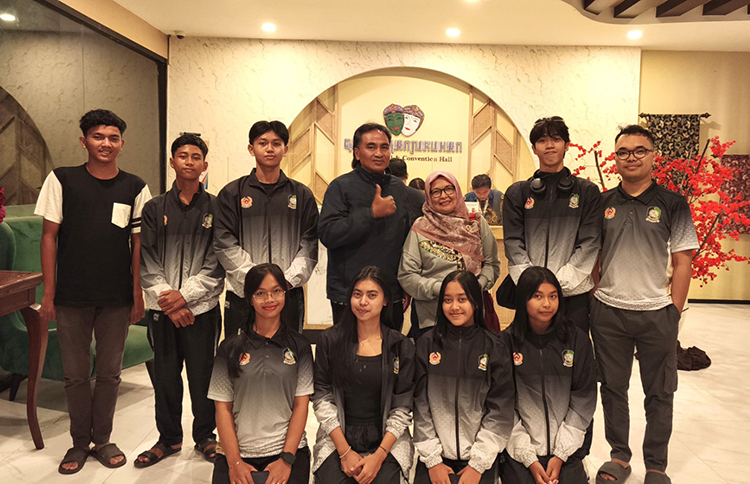 GELOMBANG AWAL: Enam atlet dan dua official Hapkido siap memulai perjuangan kontingen Banyuwangi di Malang.