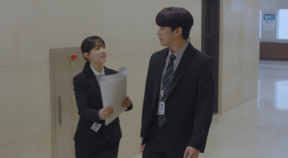 Tae-i membantu Mi-rae di episode 5 Our Unwritten Seoul.