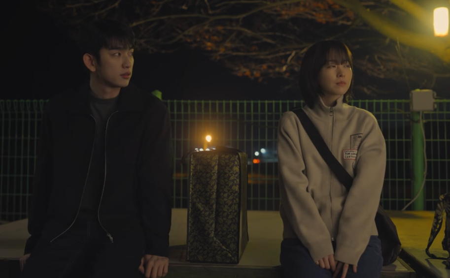 Ho-su bertemu Mi-ji palsu di episode 5 Our Unwritten Seoul.
