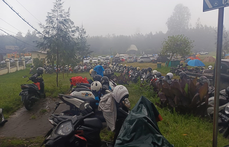 BERKABUT: Kendaraan wisatawan memadati area parkir di Pos Paltuding Ijen, Minggu (8/6).