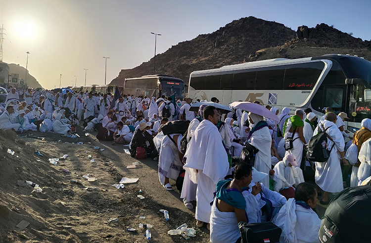 BEREBUT MASUK: Jemaah haji Indonesia saat menunggu antrean bus di Muzdalifah menuju Mina, Sabtu (7/6).