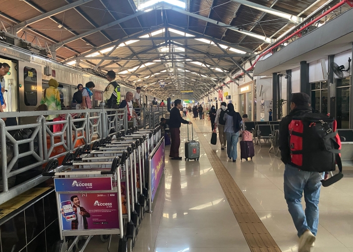 Lonjakan penumpang kereta api capai 43.270 orang di Daop 8 Surabaya saat libur Idul Adha 2025.