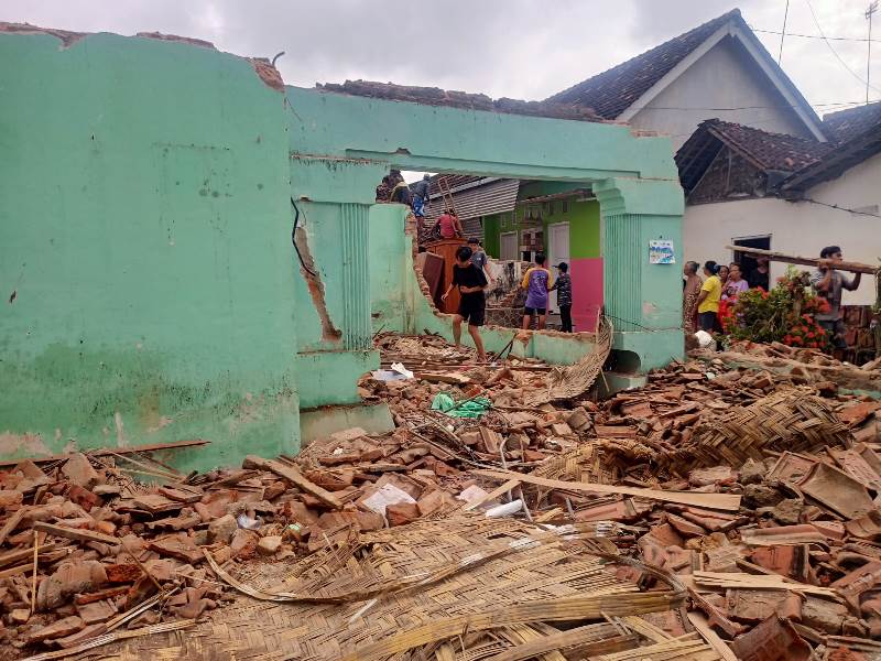 GOTONG ROYONG: Warga Dusun Karangasem, Desa Alasmalang, Kecamatan Singojuruh gotong royong membersihkan puing-puing rumah milik Inayah  yang ambruk diterjang hujan satu malam Minggu (8/6).