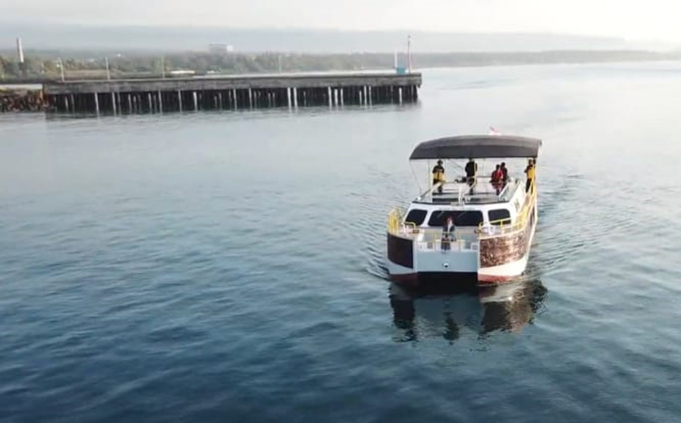 MELAJU PERLAHAN: Wisata kapal listrik yang di Pantai Marina Boom mulai bisa diakses masyarakat di Banyuwangi.