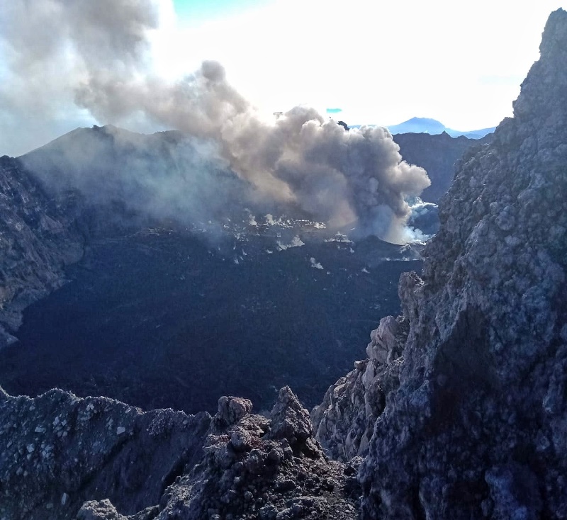 ERUPSI: Asap kelabu muncul dari kaldera Gunung Raung saat diambil pada Sabtu (7/6)