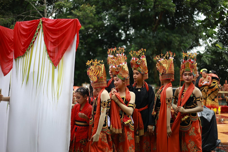 PENUH MAKNA: Pementasan sendratari Meras Gandrung di Taman Gandrung Terakota Licin melibatkan penari-penari muda dari Sanggar Tari Damar Art, Minggu (8/6).