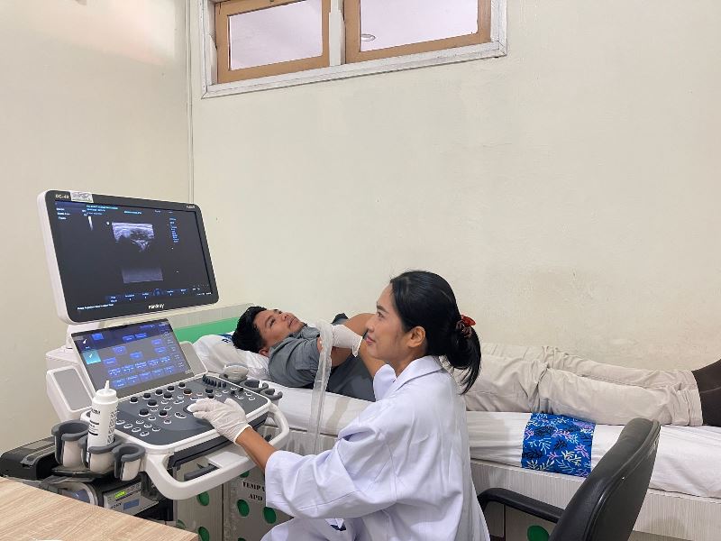 KOMITMEN: dr Yanuarningtyas Sp.An, M. Biomed., FIP memeriksa pasien nyeri kronis di Poliklinik Spesialis Nyeri RSU Bhakti Husada Krikilan