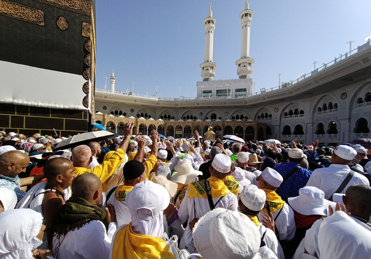 TETAP SATU BARISAN: Jemaah haji dari Banyuwangi menjalani Sai, yaitu lari-lari kecil antara bukit Shafa dan Marwah, Senin (9/6).